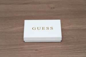 حامل بطاقات جلد GUESS ونظارة شمسية سوداء - 2