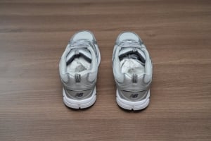 حذاء رياضي New Balance فضي - 5