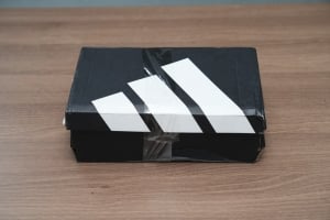 حذاء أطفال رياضي Adidas أسود وأبيض بدون رباط - 2