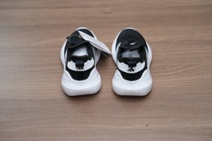 حذاء أطفال رياضي Adidas أسود وأبيض بدون رباط - 6