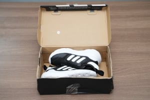 حذاء أطفال رياضي Adidas أسود وأبيض بدون رباط - 3