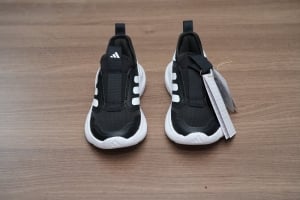 حذاء أطفال رياضي Adidas أسود وأبيض بدون رباط - 5