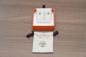 أقراط هيرميس حرف H بالمينا الخضراء - 2