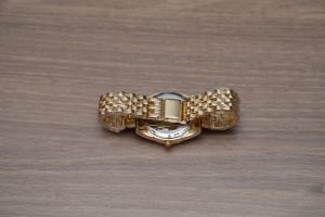 ساعة نسائية ذهبية اللون بإطار كريستال - 7