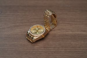 ساعة نسائية ذهبية اللون بإطار كريستال - 5