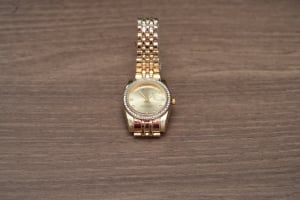 ساعة نسائية ذهبية اللون بإطار كريستال - 4