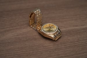 ساعة نسائية ذهبية اللون بإطار كريستال - 6