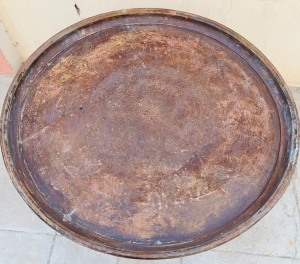 طبق نحاسي تراثي مع طاولة أرابيسك خشبية - 2
