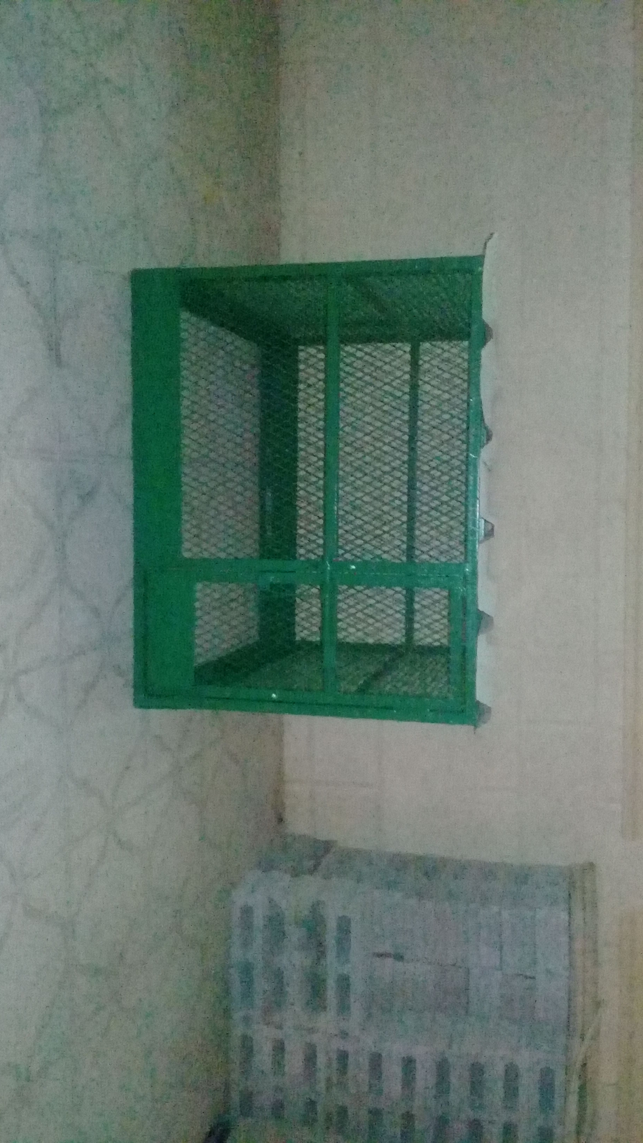 اقفاص ومحاكر - 1