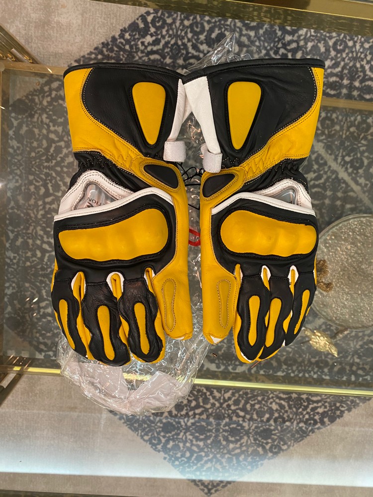 safety glove and protection gear - 3