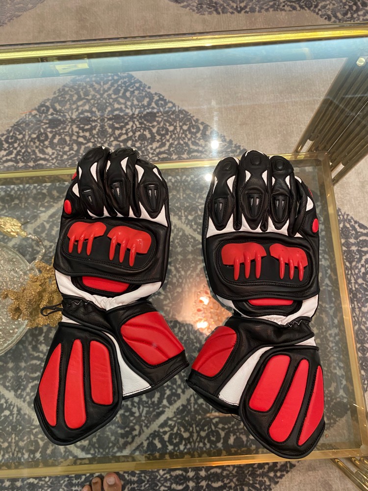 safety glove and protection gear - 1