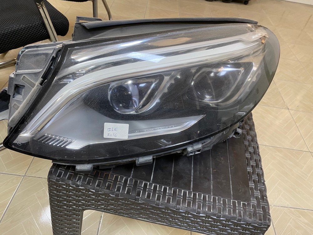 GlE 63 2016 head light - 4
