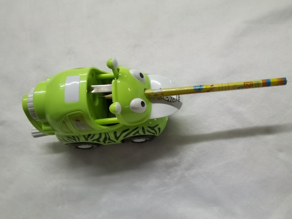 Hand-cranked pencil sharpener to - 5
