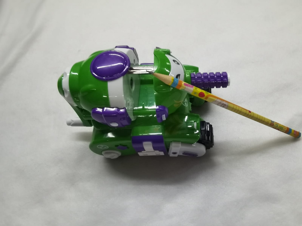 Hand-cranked pencil sharpener to - 6