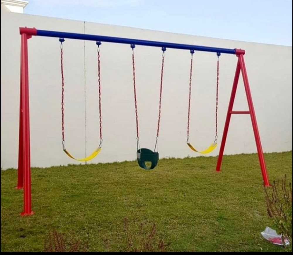 Kids plays swing - 3