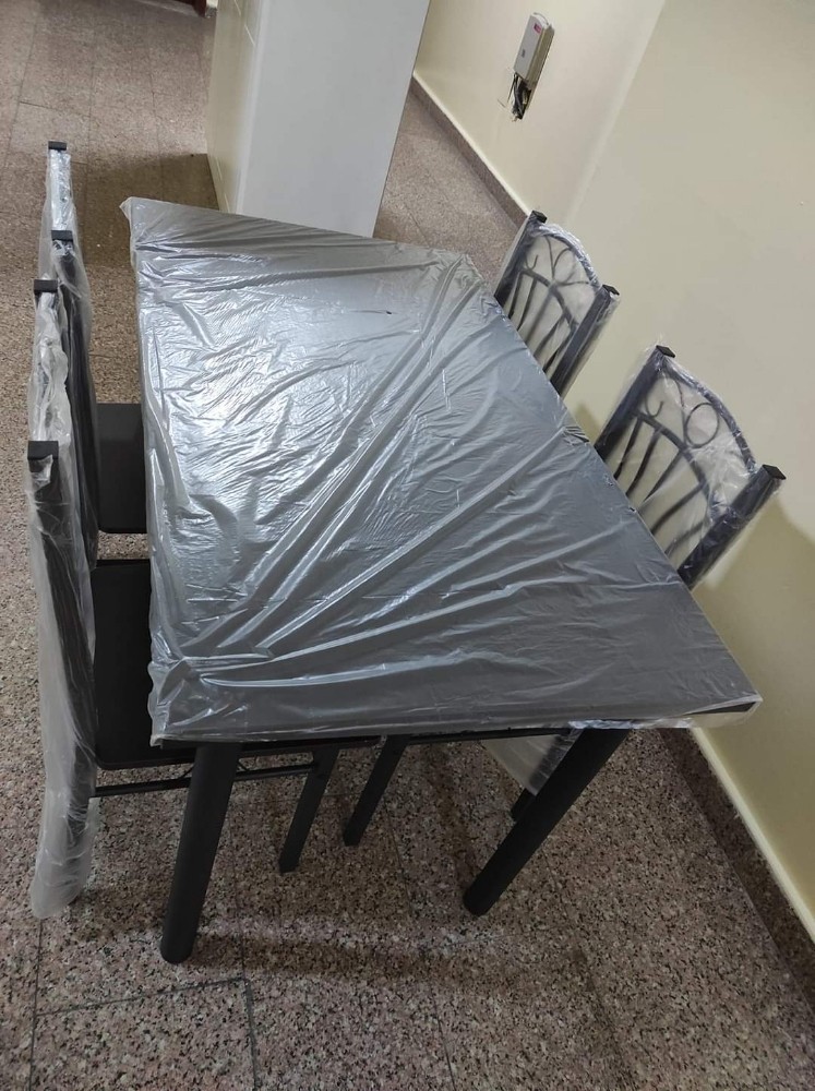 بيع طاولة طعام جديدة مع الكراسي - 1