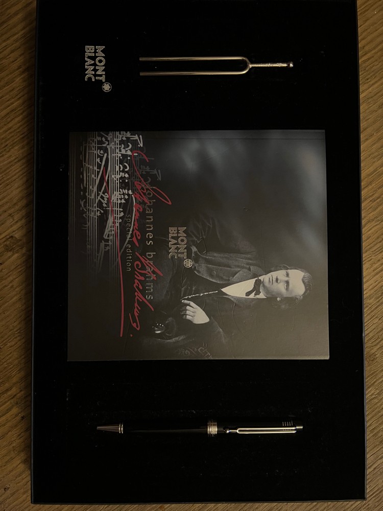 Mont Blanc pin special edition  - 2