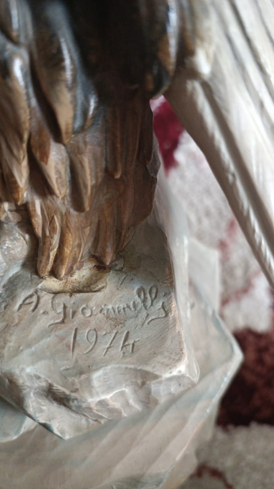 منحوتة من الرخام مترخة 1974 - 3