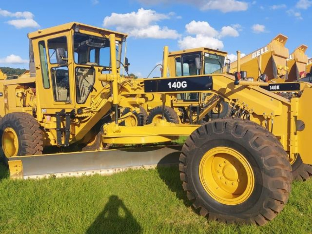 CAT grader with operator - 1