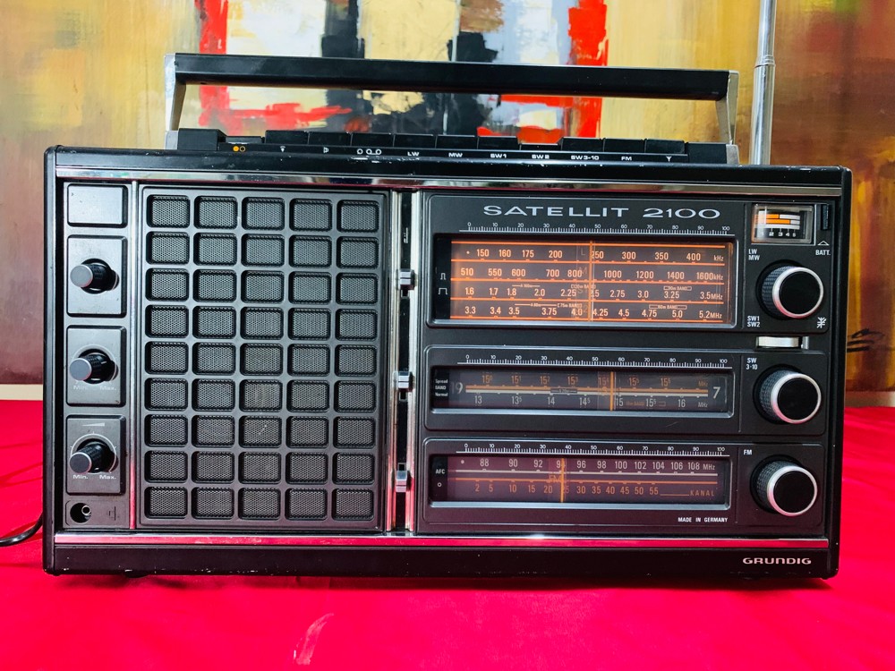 Vintage SATELLITE 2100 Radio - 6