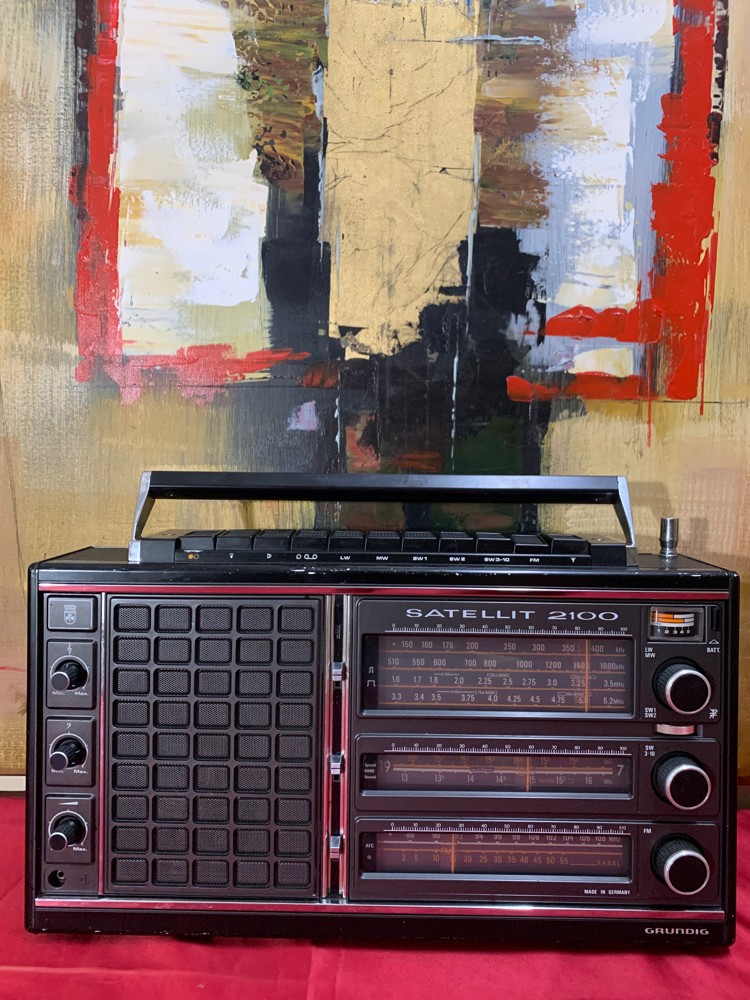 Vintage SATELLITE 2100 Radio - 15
