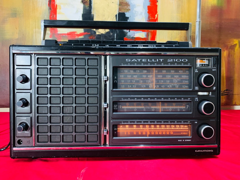 Vintage SATELLITE 2100 Radio - 5
