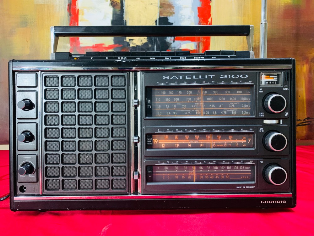 Vintage SATELLITE 2100 Radio - 7