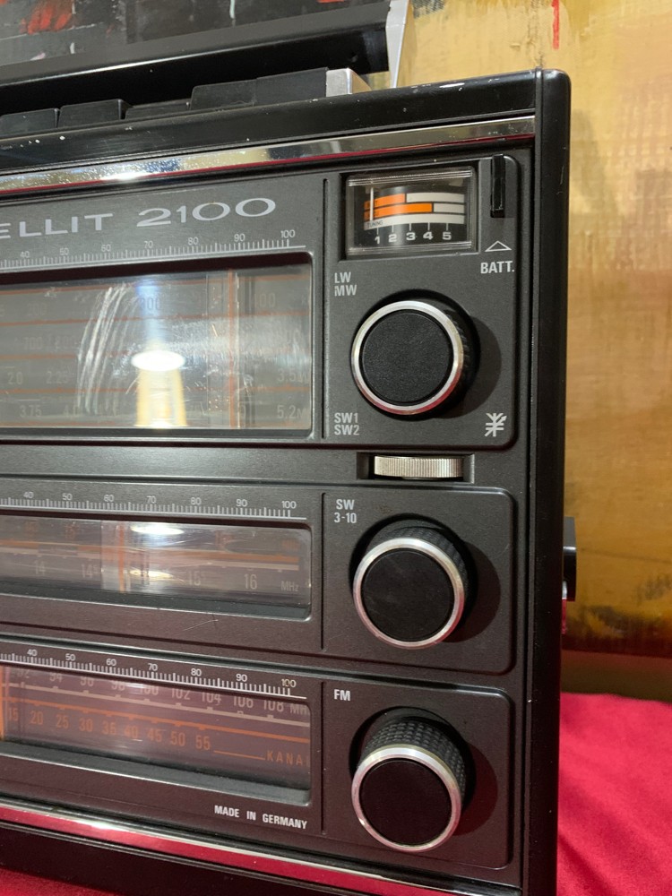 Vintage SATELLITE 2100 Radio - 12