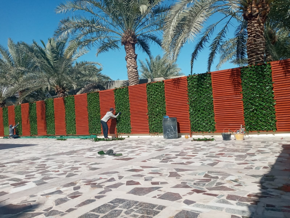 عمل الديكور بخشب والعشب الصناعي - 4