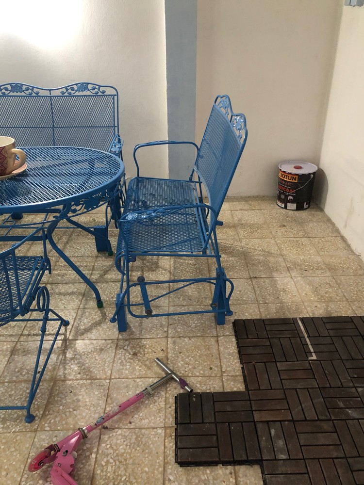 للبيع كراسي هزاز مع طاولة  - 2