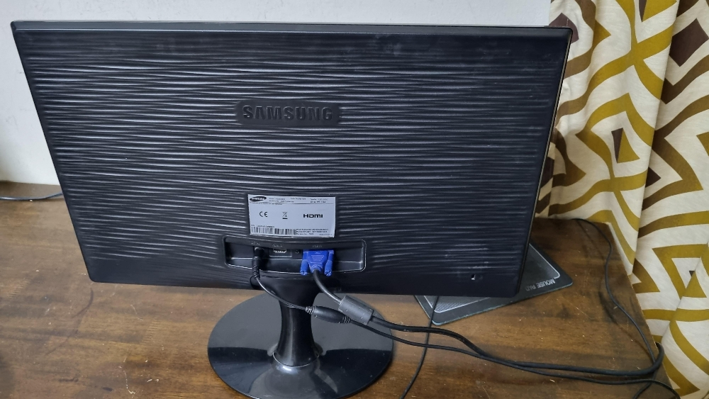 22" Samsung Monitor S22D300HY - 2