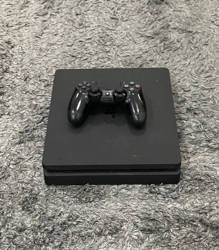 ps 4 slim with controller  - 1