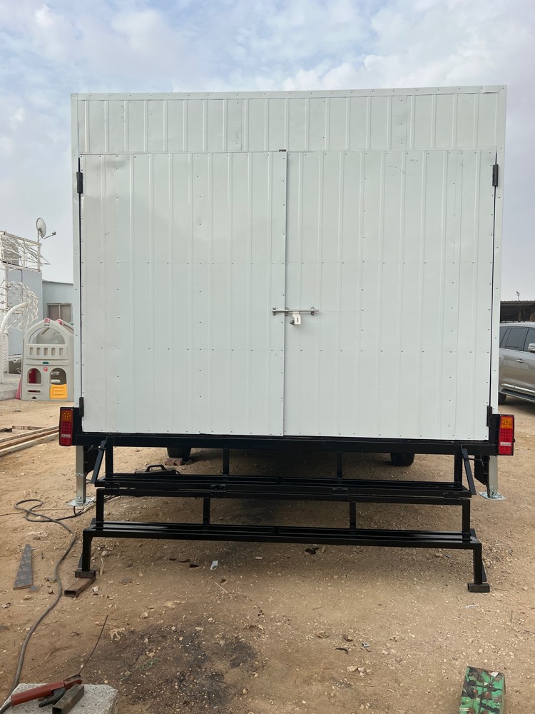 Store trailer with shelves - 8
