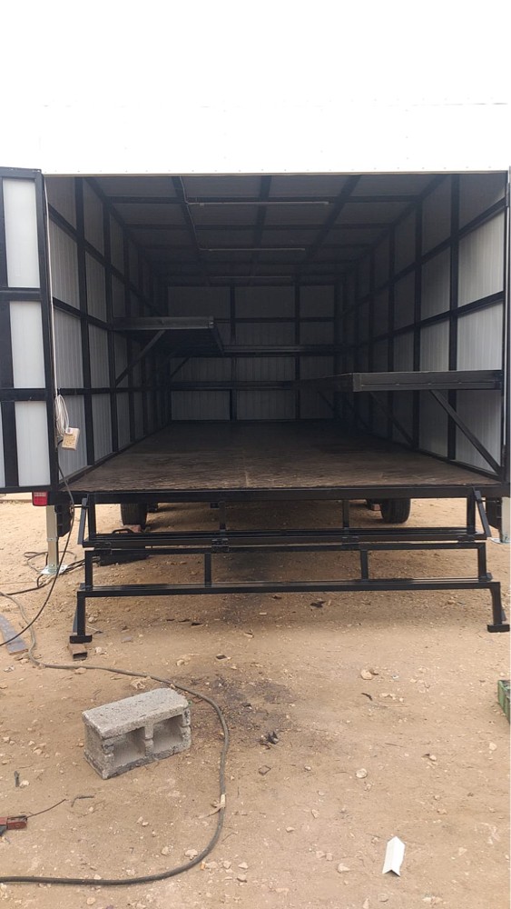 Store trailer with shelves - 10