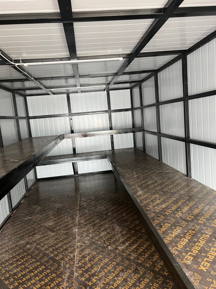 Store trailer with shelves - 7