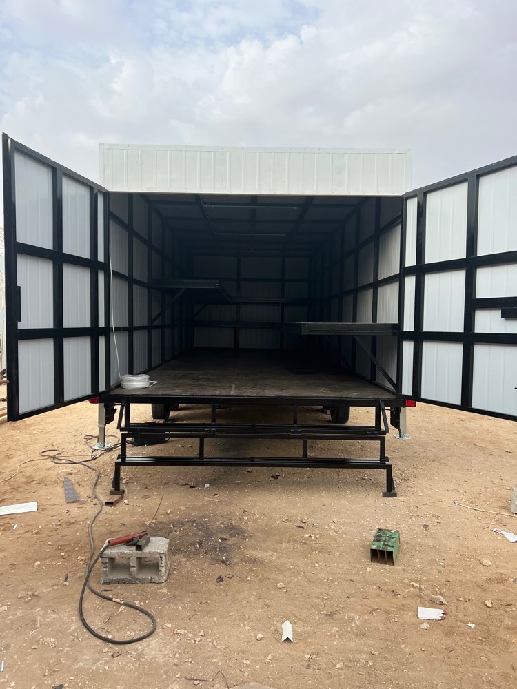 Store trailer with shelves - 4