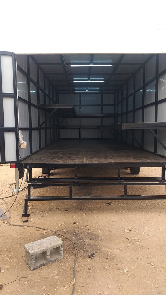 Store trailer with shelves - 9
