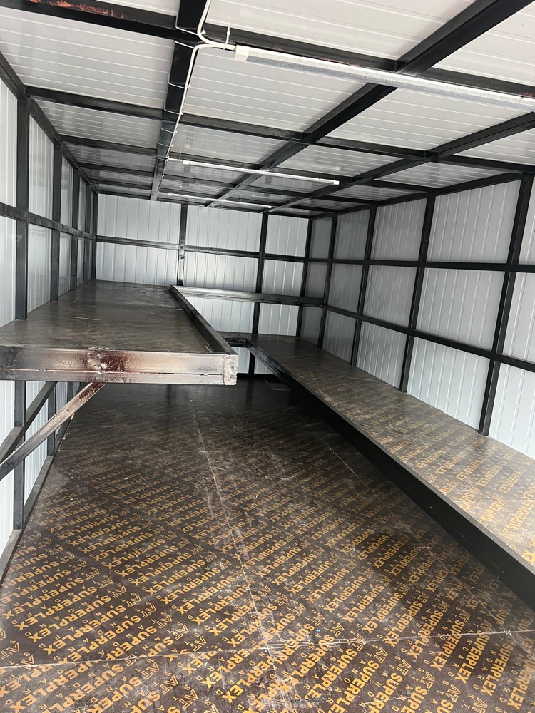 Store trailer with shelves - 1