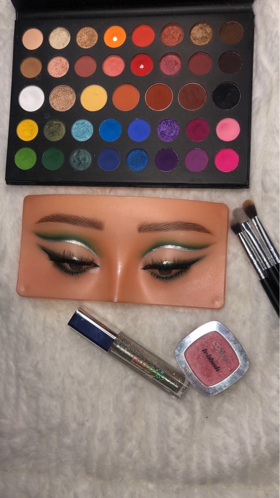 Pro makeup artist - 12