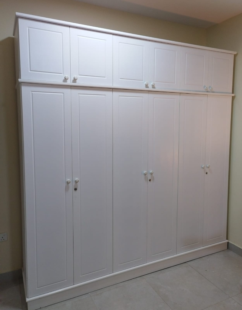 Big cupboard with top. - 1