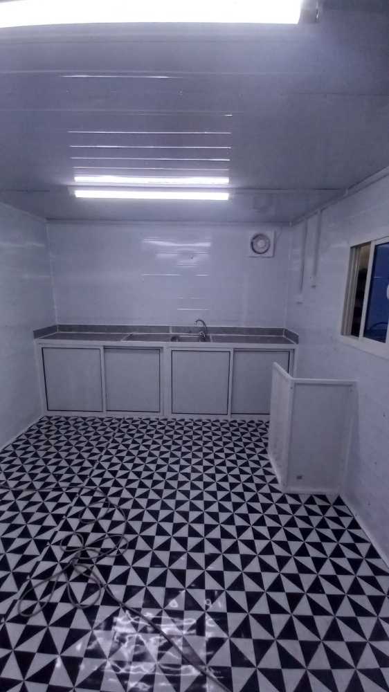 Caravan,Cabin, kitchen & toilet - 8