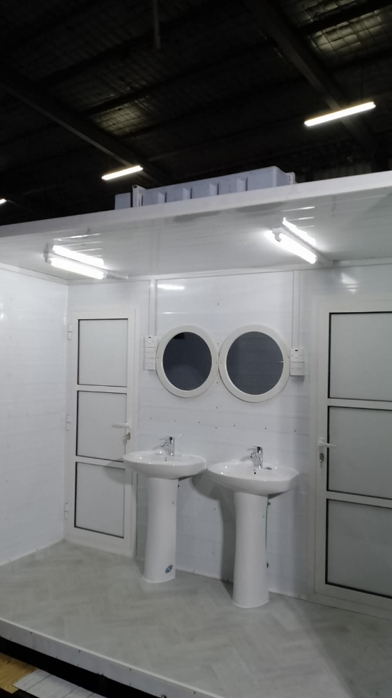 Caravan,Cabin, kitchen & toilet - 11