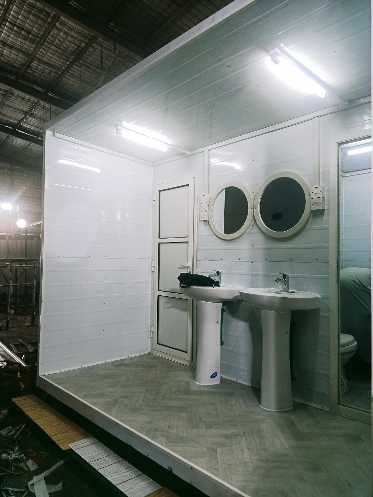 Caravan,Cabin, kitchen & toilet - 14