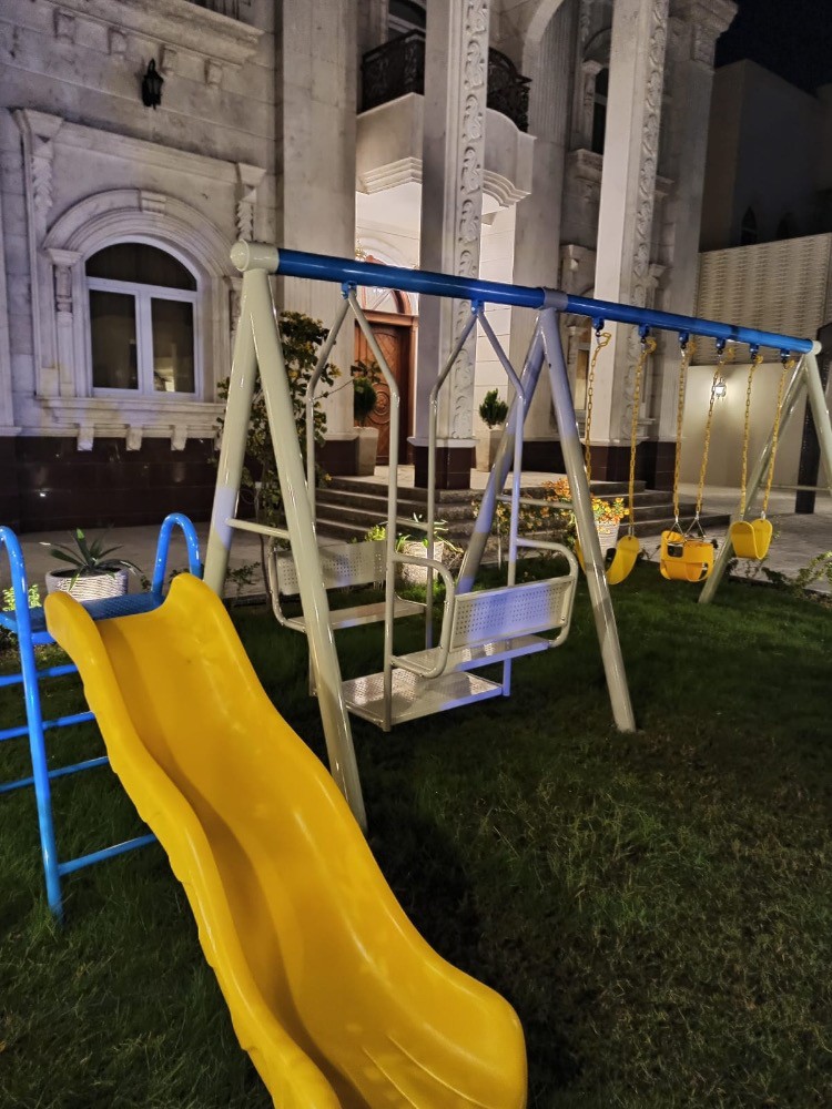 الأطفال يتأرجحون وينزلقون - 1