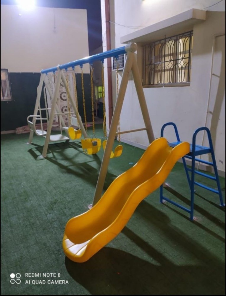 الأطفال يتأرجحون وينزلقون - 2