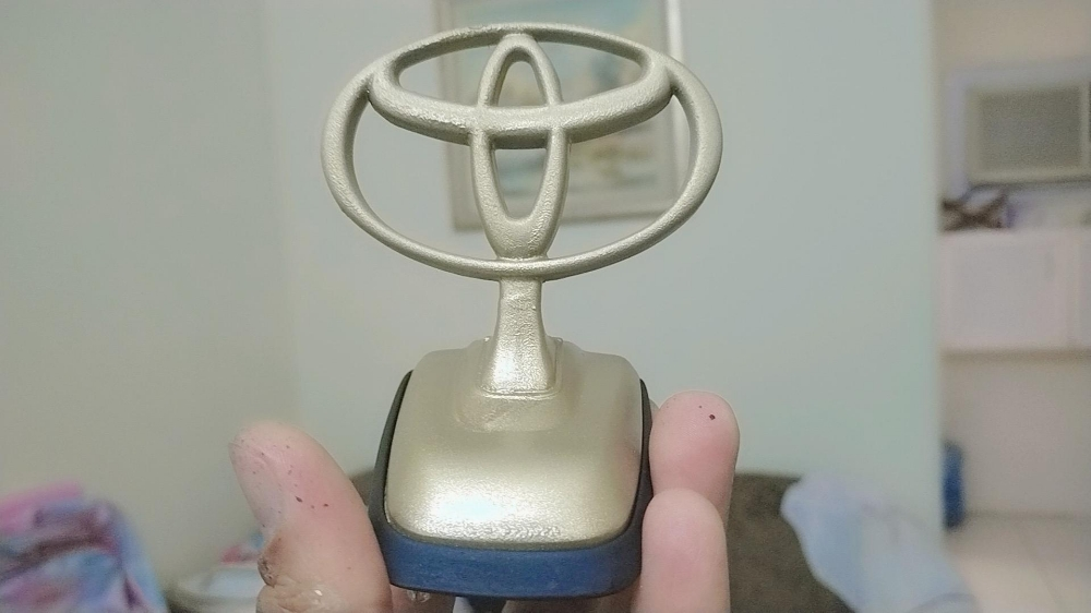 Toyota bonnet emblem - 1