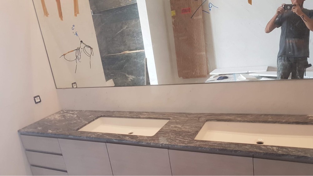 Natural marble and drawers - 8