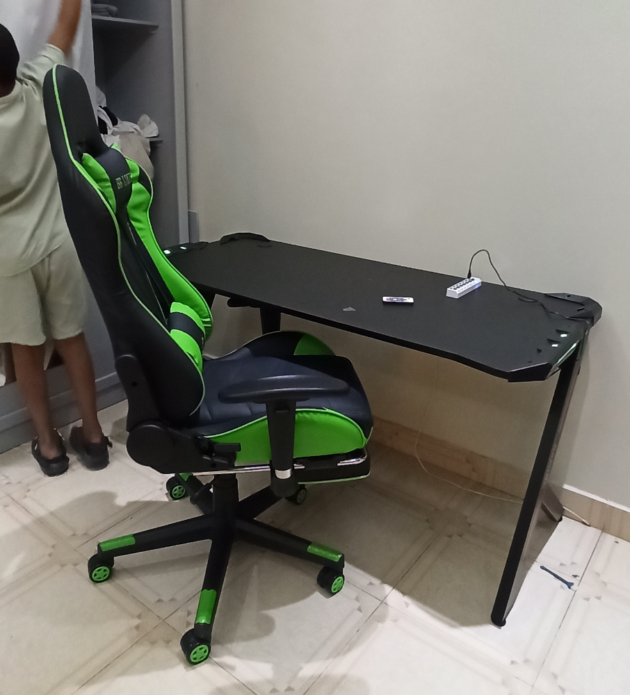 gaming chair and table - 1