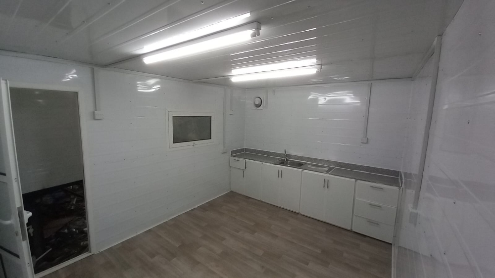 Caravan,Cabin, kitchen & toilet - 8