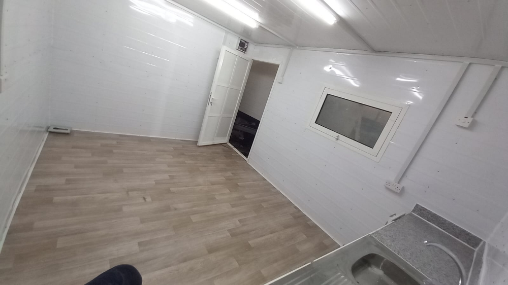 Caravan,Cabin, kitchen & toilet - 8